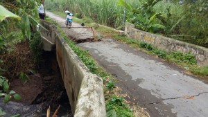 Nampak jembatan telah ditutup oleh warga