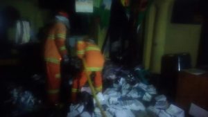 Petugas tengah melakukan pendinginan