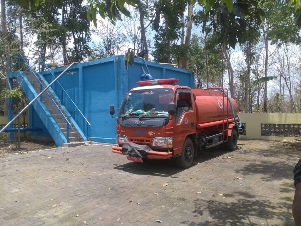 Trc Sleman saat pengisian air bersih ke penampungan air di Randujoko Sumberharjo Prambanan