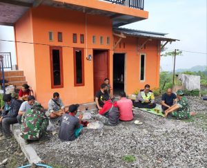 Petugas dan relawan berjaga di Pos KSM Foto Dok TRC